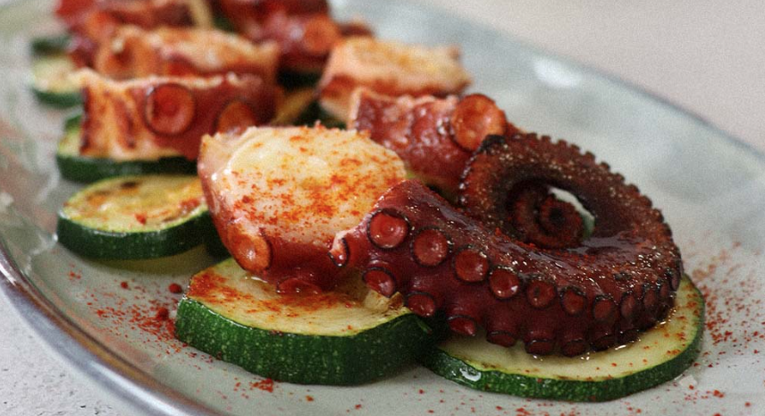 pulpo con calabacín y pimentón con pasta negra tomates secos y gambas